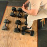 hombre con pesas faceless